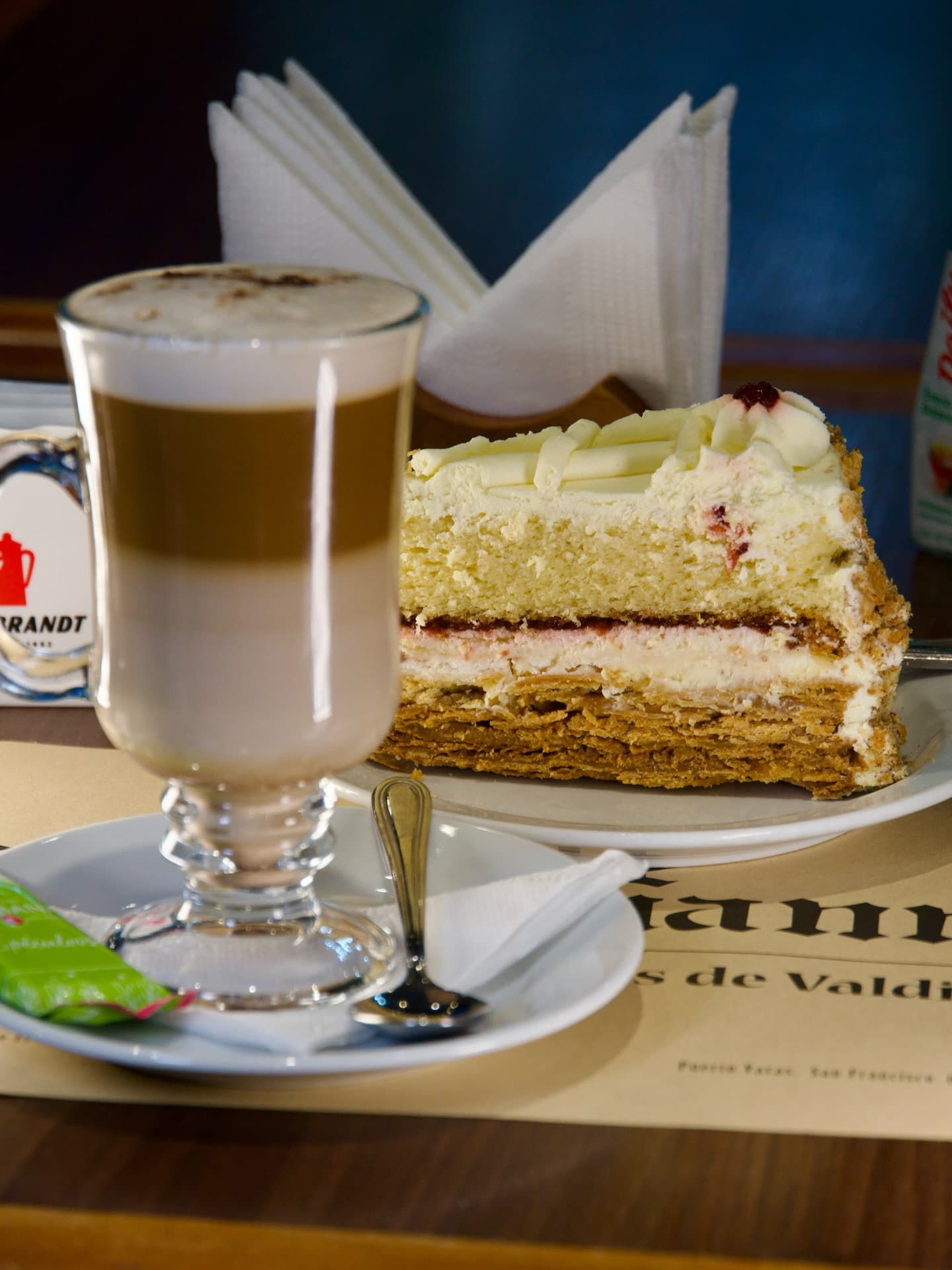 Torta y café servidos en Café Haussmann
